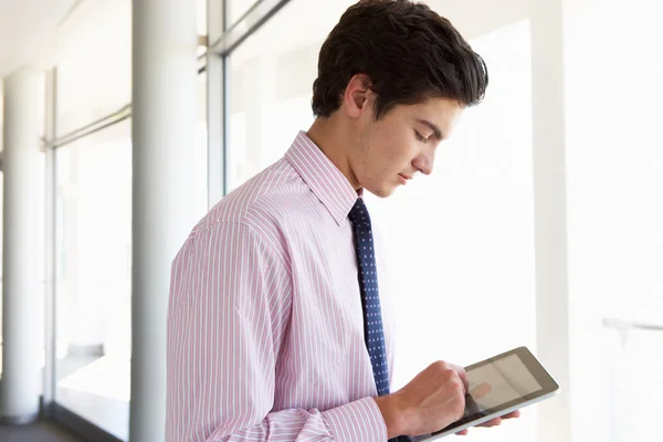 Empresario usando tableta digital en corredor — Foto de Stock