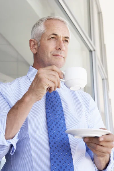 Oudere zakenman koffie drinken — Stockfoto