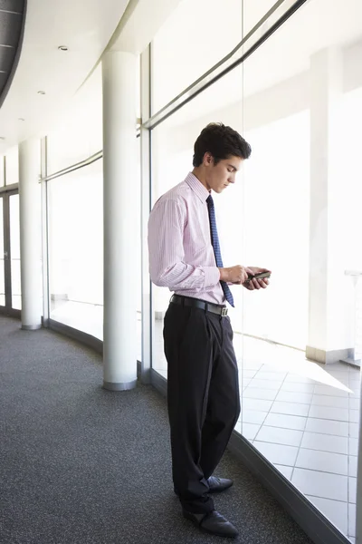 Homem de negócios usando telefone celular — Fotografia de Stock