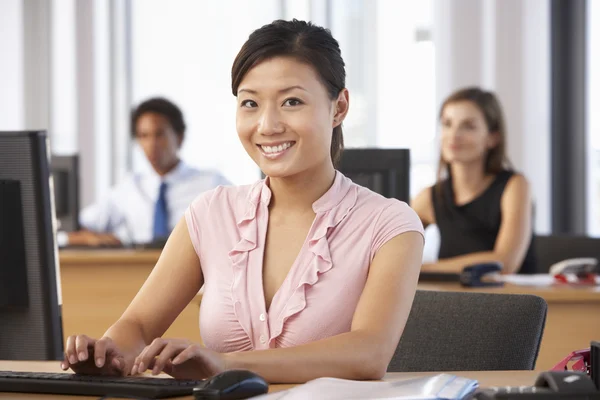 Lavoratore sorridente in ufficio occupato — Foto Stock