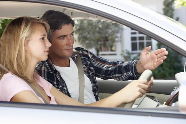 Padre enseñando a la hija a conducir —  Fotos de Stock