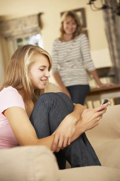 Mensagens de texto adolescente menina no telefone móvel — Fotografia de Stock