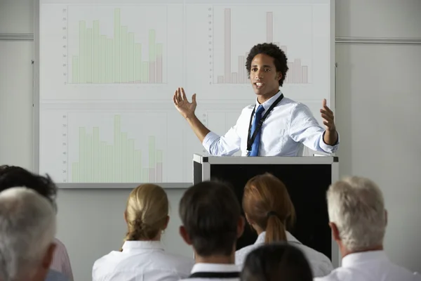 Geschäftsmann hält Vortrag auf Konferenz — Stockfoto