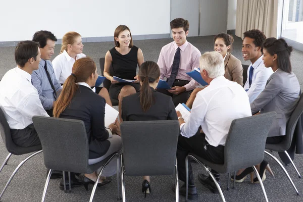 Empresarios sentados en círculo en seminario de empresa —  Fotos de Stock