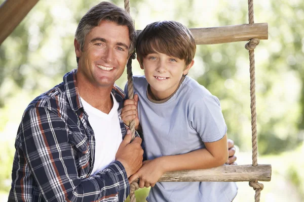 Père et fils dans le jardin — Photo