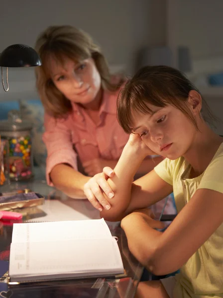 Ongelukkig meisje kijkend naar dagboek — Stockfoto