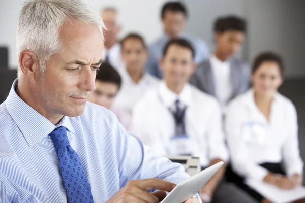 Imprenditore che presenta alla conferenza — Foto Stock