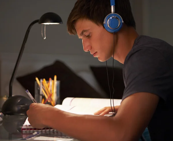 Teenager-Junge hört Musik — Stockfoto