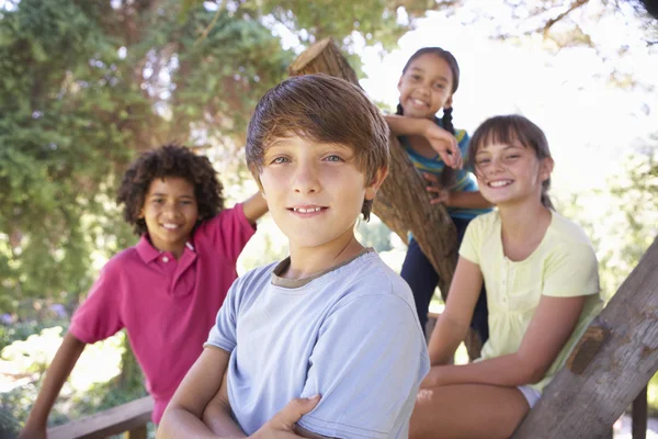 Grupo de niños pasando el rato en la casa del árbol — Foto de Stock