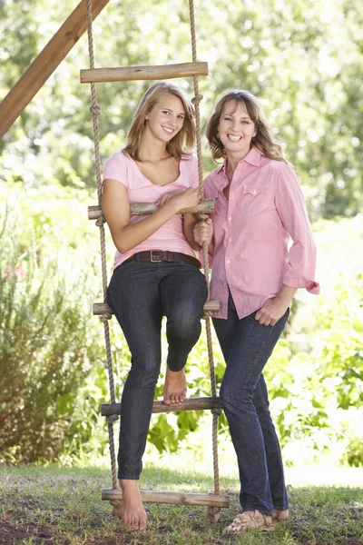 Madre e adolescente figlia da casa sull'albero — Foto Stock