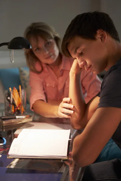 Infeliz adolescente chico mirando diario — Foto de Stock