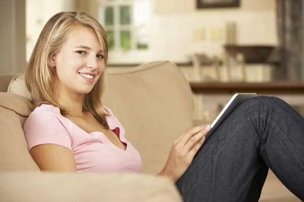 Ragazza adolescente utilizzando tablet digitale — Foto Stock