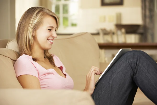 Nastolatka za pomocą cyfrowego tabletu — Zdjęcie stockowe