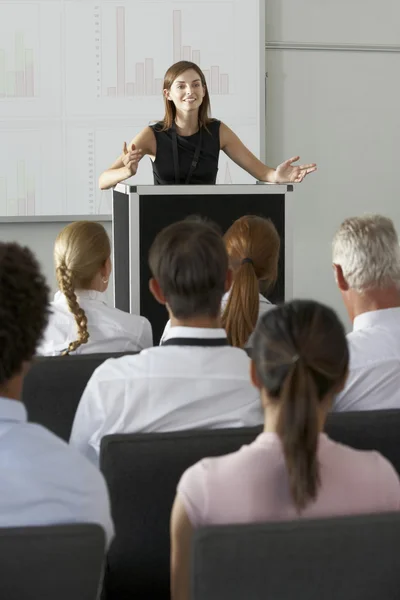 Geschäftsfrau hält Vortrag auf Konferenz — Stockfoto