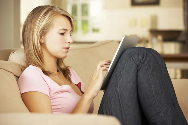 Ragazza adolescente utilizzando tablet digitale — Foto Stock