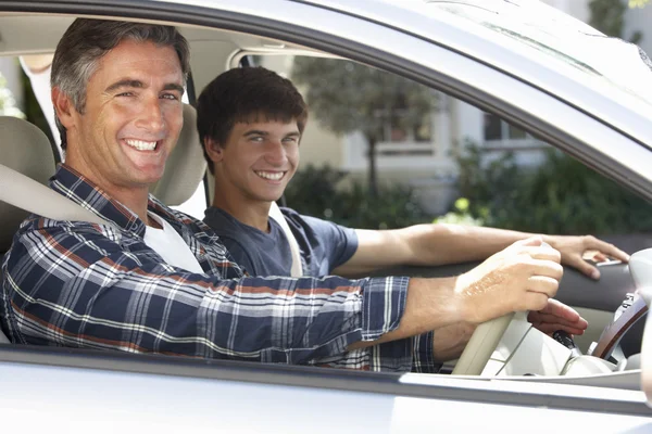Отец с сыном на машине — стоковое фото