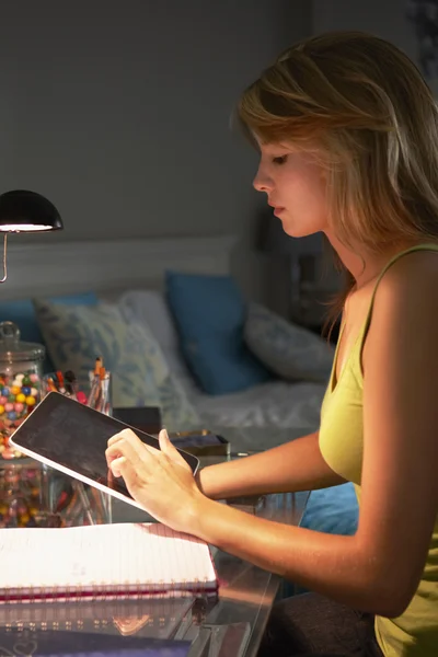 Menina adolescente estudando na mesa no laptop — Fotografia de Stock