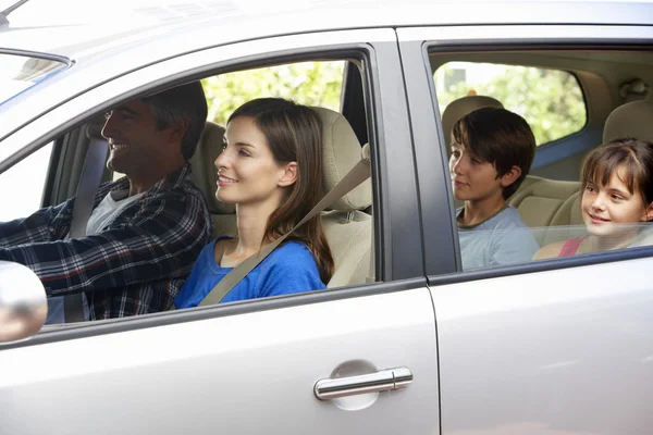 Familie begibt sich auf Autofahrt — Stockfoto