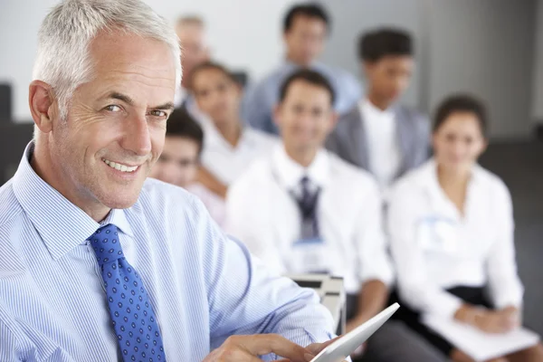 Geschäftsmann hält Vortrag auf Konferenz — Stockfoto