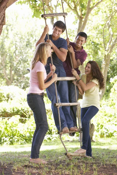 Grupo de amigos adolescentes por casa de árbol — Foto de Stock