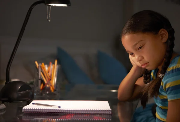 Chica infeliz estudiando en el escritorio — Foto de Stock