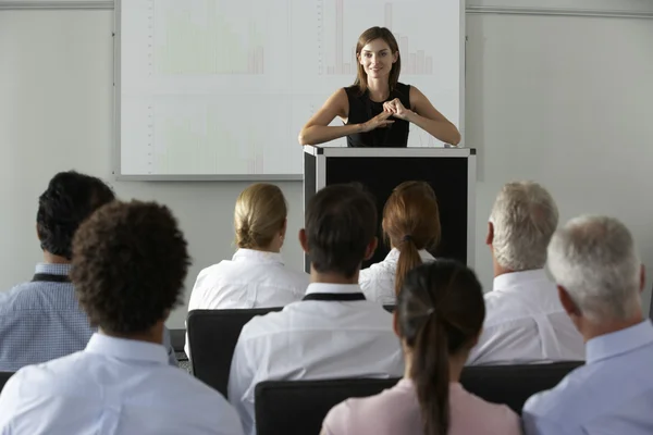 Geschäftsfrau hält Vortrag auf Konferenz — Stockfoto