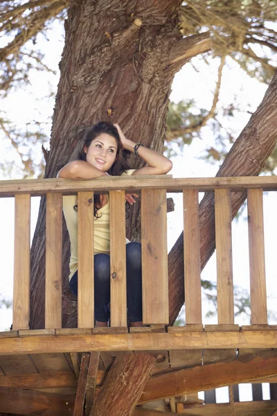 Ragazza adolescente in casa sull'albero — Foto Stock