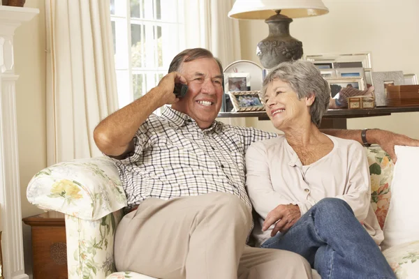 Pareja mayor hablando por teléfono juntos — Foto de Stock