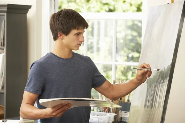 Menino adolescente trabalhando na pintura no estúdio — Fotografia de Stock