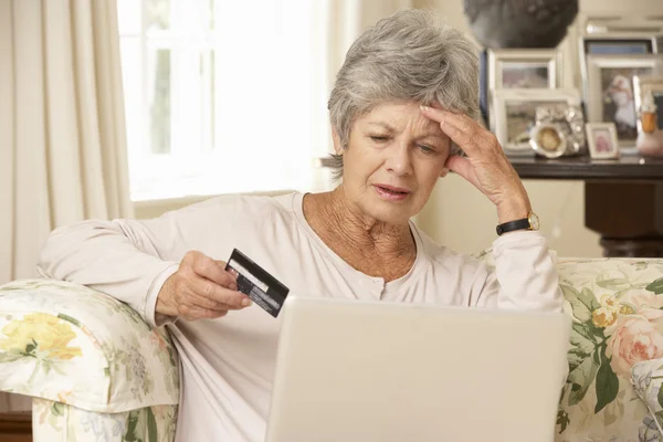 Senior vrouw met laptop — Stockfoto