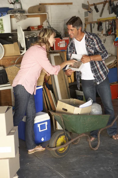 Couple Clearing Garage For Yard Sale — Stockfoto