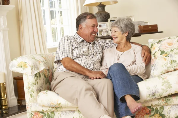 退休高级夫妇坐在沙发上 — 图库照片