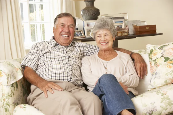 Retired Senior Couple Sitting On Sofa — Φωτογραφία Αρχείου