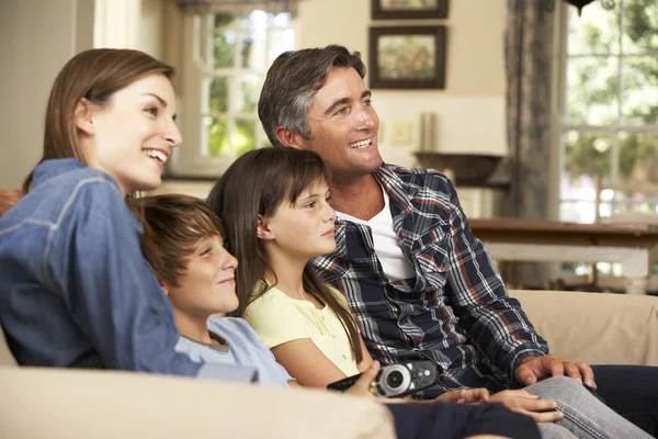 Famille regarder la télévision ensemble — Photo