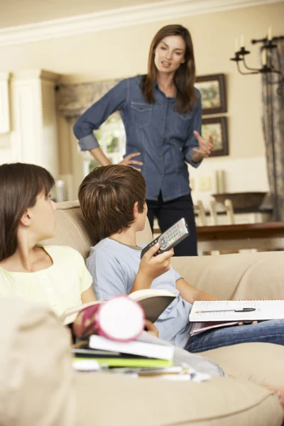 Moeder vertelt kinderen uit voor het bekijken van Tv — Stockfoto