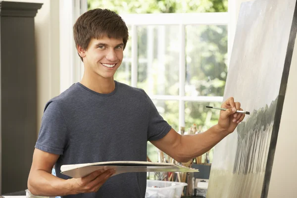 Menino adolescente trabalhando na pintura no estúdio — Fotografia de Stock