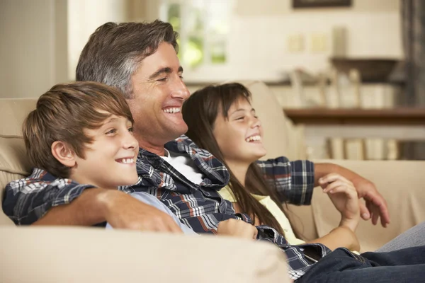 Padre e bambini guardando la TV — Foto Stock