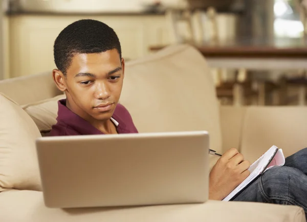 Adolescente chico haciendo tarea — Foto de Stock