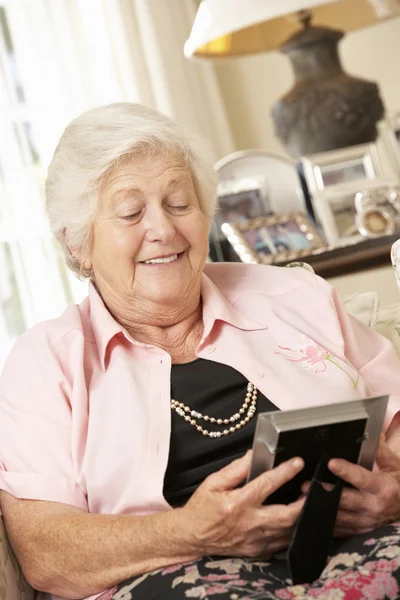 Senior vrouw kijken naar foto — Stockfoto