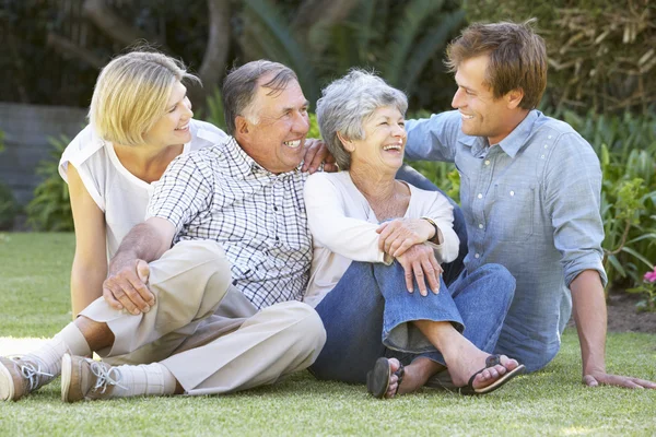 Senior paar met volwassen kinderen — Stockfoto