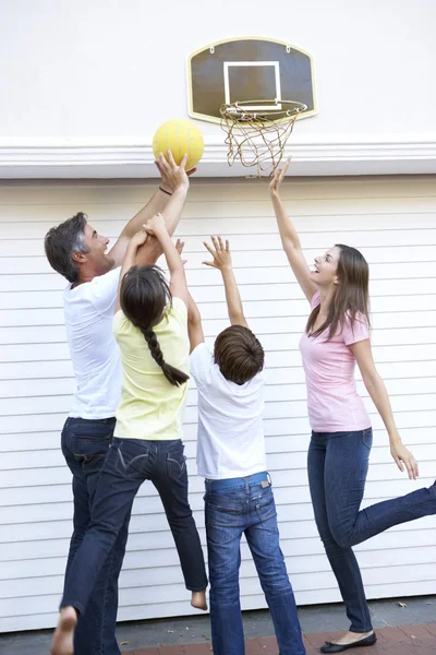 Family Playing Basketball Outside Garage — Φωτογραφία Αρχείου