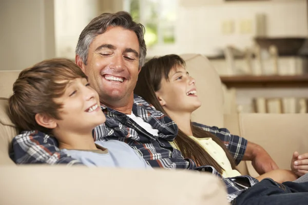 Vater und Kinder vor dem Fernseher — Stockfoto