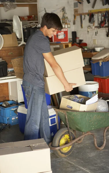 Ragazzo adolescente che pulisce garage — Foto Stock
