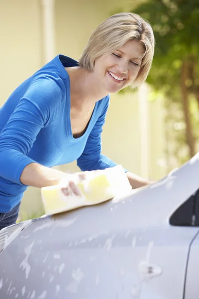 Frau wäscht Auto im Auto — Stockfoto