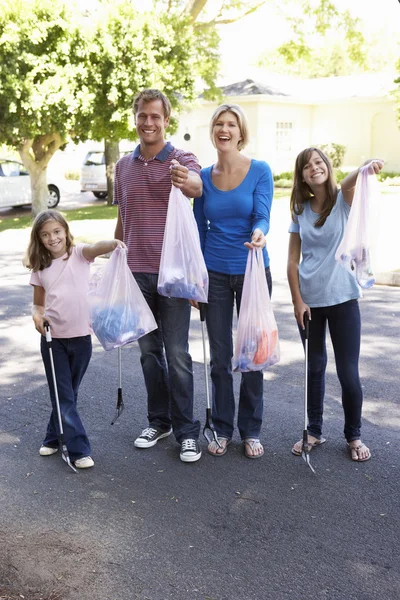 Famiglia pick up litter in strada — Foto Stock