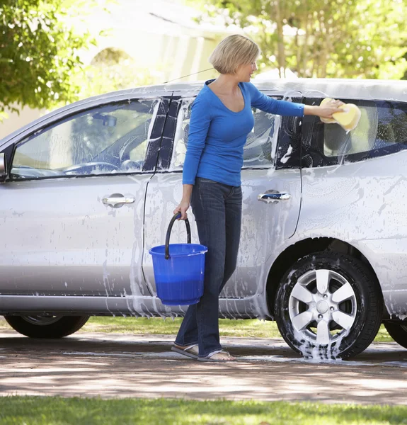 Mujer lavado de coches en la unidad —  Fotos de Stock