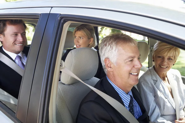 Geschäftskollegen fahren in Fahrgemeinschaften zur Arbeit — Stockfoto