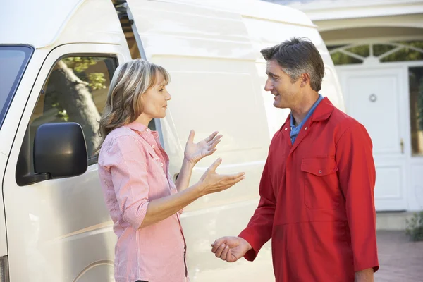 Repairman Talking To Female Customer — Stockfoto