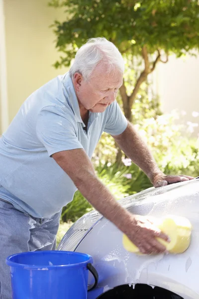 Senior Man Washing Car In Drive — ストック写真
