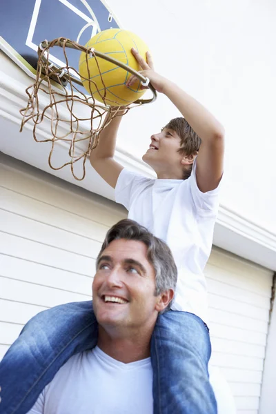 Ojciec i syn gry w koszykówkę O — Zdjęcie stockowe